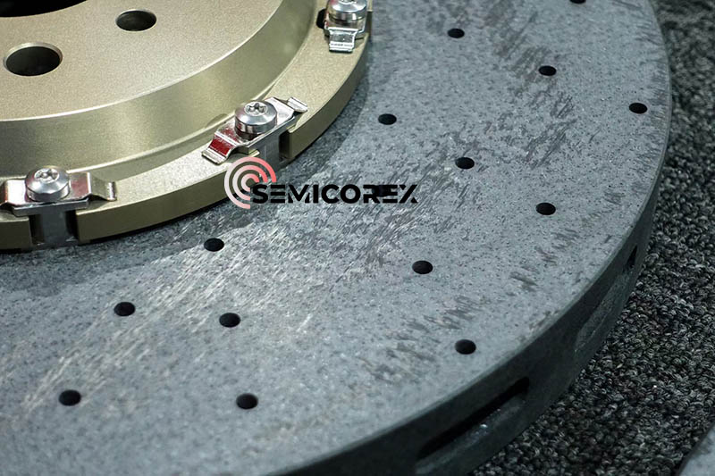 Análise de sistemas de freios compostos carbono-cerâmicos